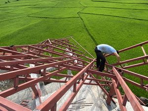 مقاله ها آهنکشی و سربندی فلزی سقف شیبدار بامبو روف