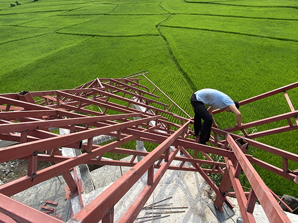 آهنکشی و سربندی فلزی سقف شیبدار بامبو روف